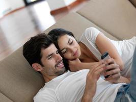 pareja joven haciendo selfie juntos en casa foto