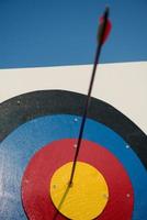 flecha en el centro del objetivo para tiro con arco, primer plano foto