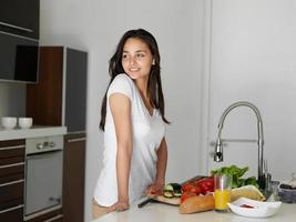 mujer joven cocinando en la cocina foto