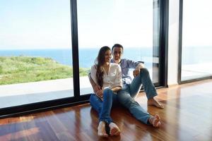 pareja joven relajada en casa foto