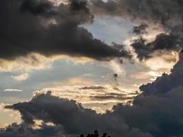 nubes oscuras en el cielo azul foto