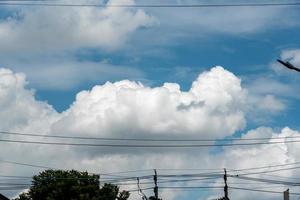 nubes blancas en el cielo azul foto