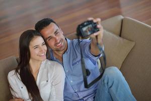 pareja jugando con cámara digital en casa foto