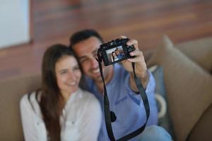 pareja jugando con cámara digital en casa foto