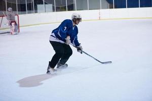 jugador de hockey sobre hielo en acción foto