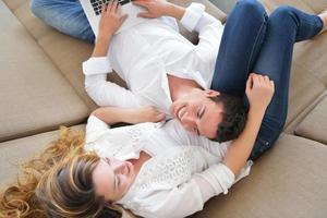 pareja joven usando laptop en casa foto