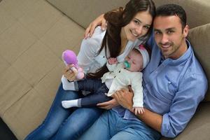 familia joven feliz en casa foto