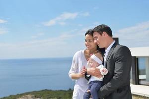 familia joven feliz en casa foto