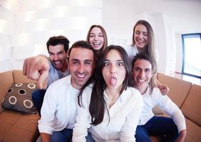 grupo de amigos tomando selfie foto