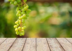 piso de madera con racimos de uvas de vino foto