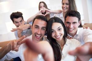 grupo de amigos tomando selfie foto