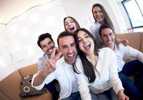 grupo de amigos tomando selfie foto