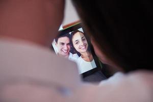 pareja en casa moderna usando una tableta foto