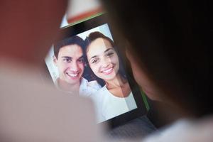 pareja en casa moderna usando una tableta foto