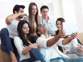 grupo de amigos tomando selfie foto