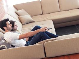 pareja joven viendo tv en casa foto