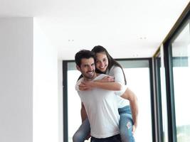 feliz joven pareja romántica diviértete y relájate en casa en el interior foto