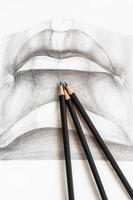 lápices en dibujo académico dibujado a mano del labio masculino foto