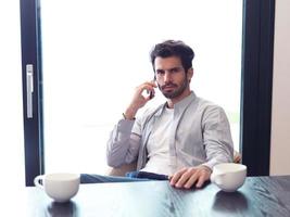 un joven relajado bebe el primer café de la mañana foto