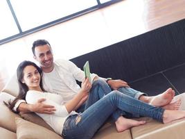 pareja en casa moderna usando una tableta foto