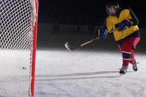 jugador adolescente de hockey sobre hielo en acción foto