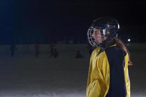 jovencita jugador de hockey sobre hielo retrato foto