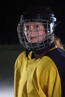 jovencita jugador de hockey sobre hielo retrato foto