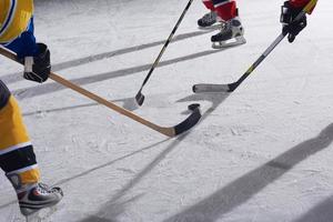 jugadores de deporte de hockey sobre hielo adolescente en acción foto