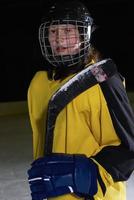 jovencita jugador de hockey sobre hielo retrato foto