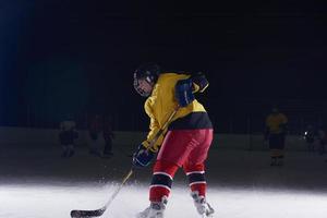 jugador adolescente de hockey sobre hielo en acción foto