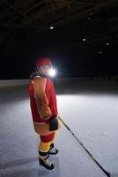 jovencita jugador de hockey sobre hielo retrato foto