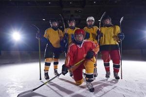 jugadores de deporte de hockey sobre hielo de chicas adolescentes foto