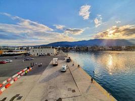 hermoso paisaje de la ciudad costera de volos, grecia al amanecer. vista desde el ferry que sale por la mañana. foto