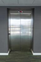 ascensor moderno con puertas cerradas en un edificio de oficinas. foto