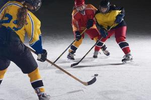 jugadores de deporte de hockey sobre hielo adolescente en acción foto