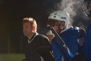 jugadores de hockey sobre hielo en el banco foto