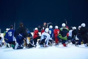 reunión del equipo de jugadores de hockey sobre hielo con el entrenador foto