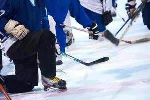 reunión del equipo de jugadores de hockey sobre hielo con el entrenador foto