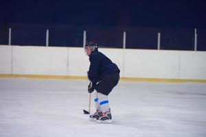 jugador de hockey sobre hielo en acción foto