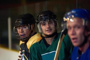 jugadores de hockey sobre hielo en el banco foto
