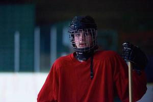 jugadores de hockey sobre hielo en el banco foto