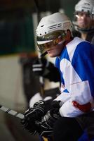 jugadores de hockey sobre hielo en el banco foto