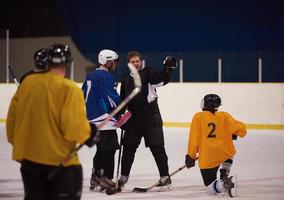 jugador de hockey sobre hielo en acción foto