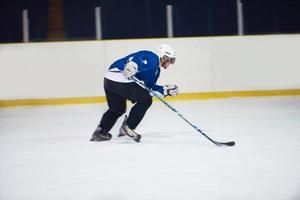 jugador de hockey sobre hielo en acción foto