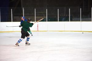 jugador de hockey sobre hielo en acción foto