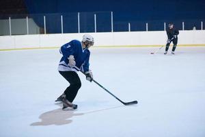 jugador de hockey sobre hielo en acción foto