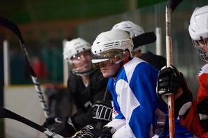 jugadores de hockey sobre hielo en el banco foto