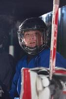 jugadores de hockey sobre hielo en el banco foto