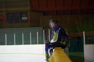 jugadores de hockey sobre hielo en el banco foto