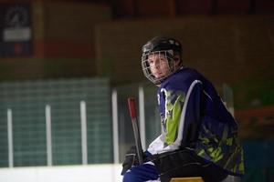 jugadores de hockey sobre hielo en el banco foto